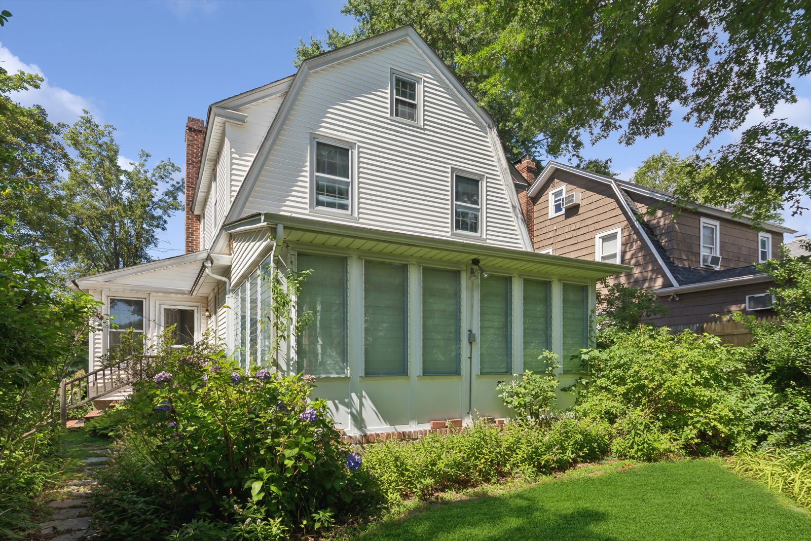 50 Park Ave, Port Washington, NY: 1928 Dutch colonial with a gambrel roof that sold for $820,000