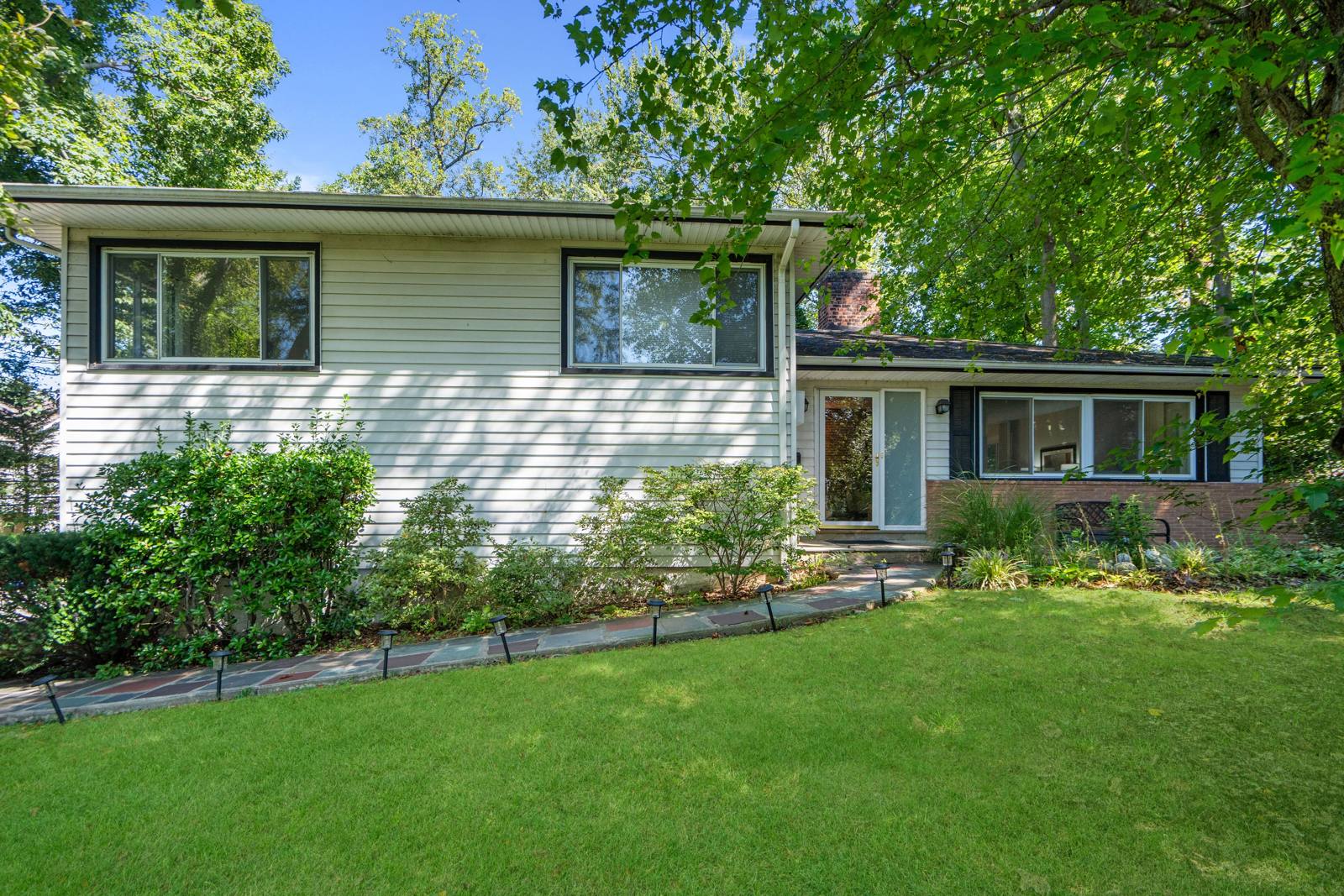 58 Ridge Dr. E, Roslyn (Village of Flower Hill), NY: 1955 split-level with a front lawn, under contract